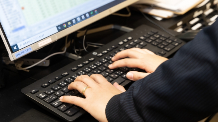 PCで事務作業中の石田さん