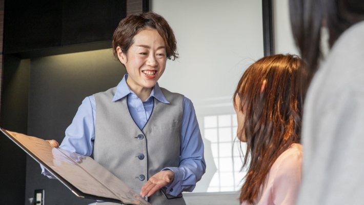 お客様にメニューを説明する柴尾さん