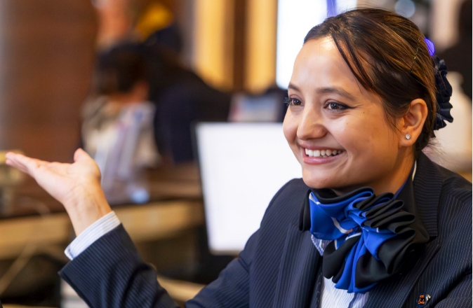 スタッフと会話する宿泊部門スタッフのイメージ