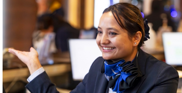 スタッフと会話する宿泊部門スタッフのイメージ